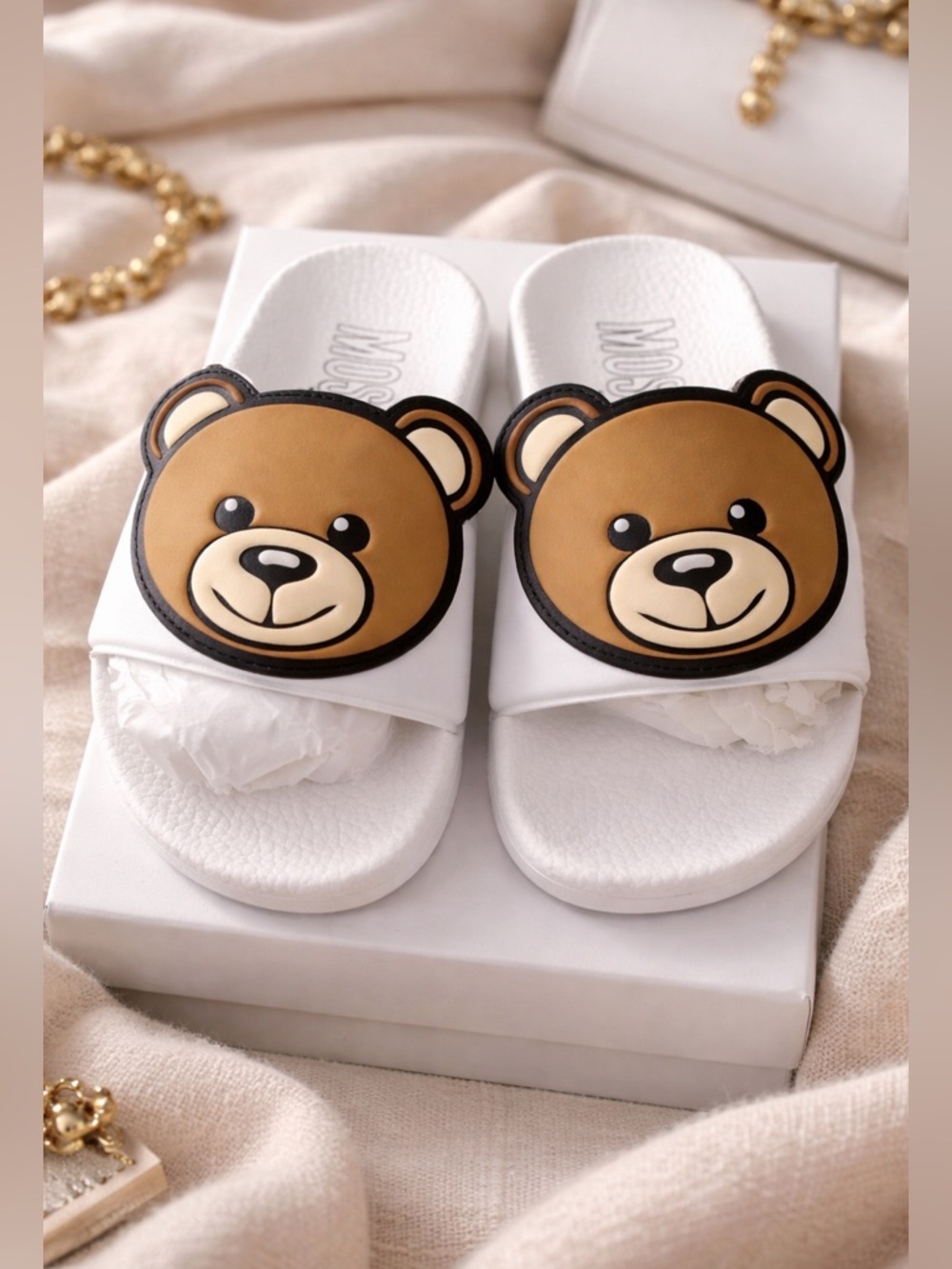 Titel
Moschino Kids Teddy Appliqué Slides White EU 31/32 US 13–1 NWT